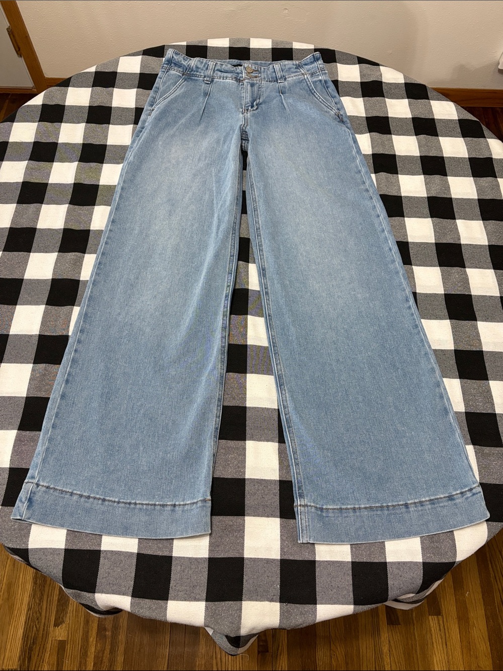 BCBGeneration Pleated High rise 2 Button Wide Leg Jeans Size 3/26 x 31 Stretch - Picture 2 of 10